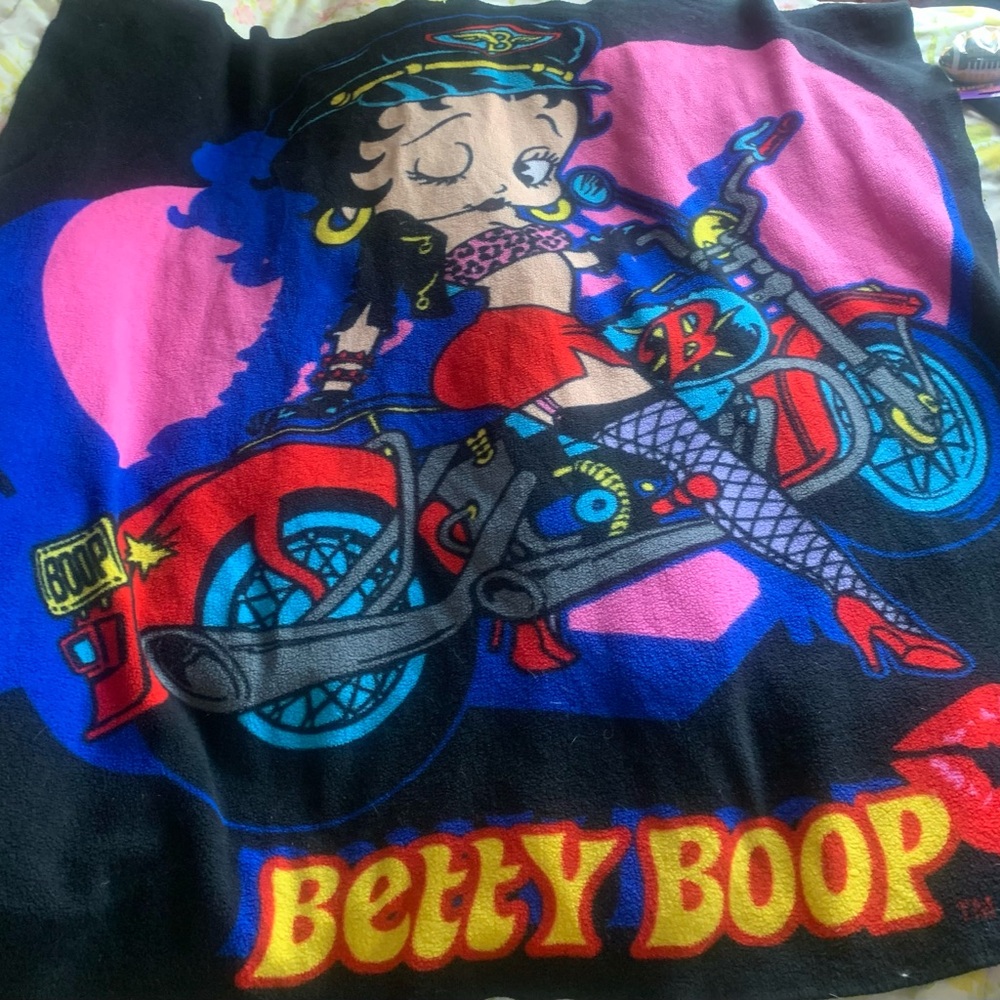 Betty Boop Black and Pink Throw Blanket